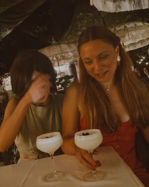 Elena Rivera Instagram - Verano intenso😎🌞🥳🥂💛✨✨✨