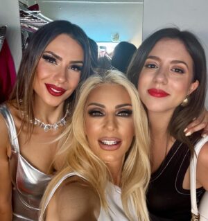 Elena Tsavalia Instagram - Τσαβαλιά… στον κύβο!!!! ❤️❤️❤️

#theatre #summer #summervibes #actresses #together #seferlisteam