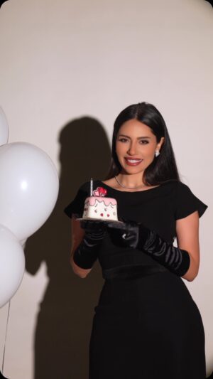 Elham Ali Instagram - شكراً لكل الحب منكم🎂🖤
احبكم🥹
#الهام_علي 
@mohannad_am