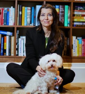 Elif Şafak Instagram - This brilliant literary interview was just published in @vogueindia Thank you for this beautiful conversation @aanch_m I have always felt emotionally connected to readers in India and this really feels special #bookstagramindia #thereareriversinthesky #womenwhowrite #novelists #storytellers #booksindia #thefortyrulesoflove #vogueindia #worldliterature #womenauthors 📚📚📚Hindistan Vogue dergisinde çıkan söyleşi, çok teşekkür ederim her kelimesine