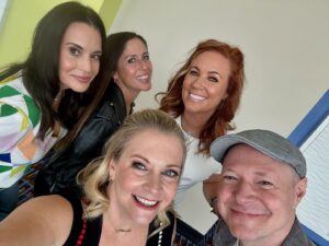 Elisa Donovan Instagram - LOOOOVE THESE HUMANS! What a joy to spend the weekend with this crew in deep laughter & deep convo. It’s a gift to revisit our pasts together, whilst sharing our presence (See what I did there? 🤓😜) #grammarnerd

@jenniegarth & @gabriellecarteris do you speak French? I can’t hear you, I’m not wearing my glasses. 🙃 Also - did you ever figure out the address & get the PF Chang’s? 

All of the #LawrenceBrothers in one photo. Did you all know my very first TV job in LA was on Blossom playing @joeylawrence ‘s girlfriend? #facts 
 
@carmenelectra you’ll always be the 🔥 🔥

How many @sabrinateenagewitch cast members   @jessienavy can fit in one car?

@juliettelewis what a sweet soul you are.  Also, a bada$$ powerhouse of the first order. I challenge you all to find a role she has not completely and utterly slayed in her career. 💥🥰

Even with your @redsox hat, @therealmikeomalley (#GoYankees ) I still love you! Thank you 4 the guttural laughs & memories of our obscene first meeting 20  years ago. #iykyk

@jodiesweetin & @matthewlawrence No kitchens were burnt down in the taking of this photo. 👨‍🍳 👩🏼‍🍳 🍳 

And thank you to all of the fans that came from far and wide to share your love for the work we do 🙏 🥰🤗

 #90scon #clueless #90210 #sabrinatheteenagewitch #90sc @thats4ent