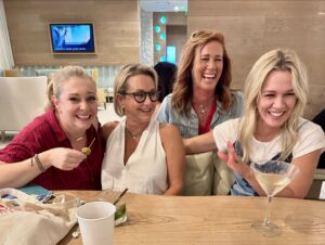 Elisa Donovan Instagram - LOOOOVE THESE HUMANS! What a joy to spend the weekend with this crew in deep laughter & deep convo. It’s a gift to revisit our pasts together, whilst sharing our presence (See what I did there? 🤓😜) #grammarnerd

@jenniegarth & @gabriellecarteris do you speak French? I can’t hear you, I’m not wearing my glasses. 🙃 Also - did you ever figure out the address & get the PF Chang’s? 

All of the #LawrenceBrothers in one photo. Did you all know my very first TV job in LA was on Blossom playing @joeylawrence ‘s girlfriend? #facts 
 
@carmenelectra you’ll always be the 🔥 🔥

How many @sabrinateenagewitch cast members   @jessienavy can fit in one car?

@juliettelewis what a sweet soul you are.  Also, a bada$$ powerhouse of the first order. I challenge you all to find a role she has not completely and utterly slayed in her career. 💥🥰

Even with your @redsox hat, @therealmikeomalley (#GoYankees ) I still love you! Thank you 4 the guttural laughs & memories of our obscene first meeting 20  years ago. #iykyk

@jodiesweetin & @matthewlawrence No kitchens were burnt down in the taking of this photo. 👨‍🍳 👩🏼‍🍳 🍳 

And thank you to all of the fans that came from far and wide to share your love for the work we do 🙏 🥰🤗

 #90scon #clueless #90210 #sabrinatheteenagewitch #90sc @thats4ent