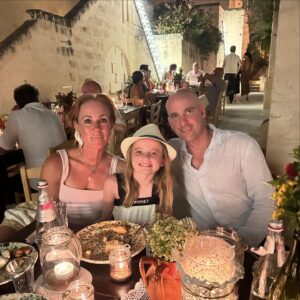 Elisa Donovan Instagram - #tbt This was our last night in Puglia. **PLEASE READ FULL POST** At the absolutely gorgeous @borgoegnazia with dear old friends and dear new friends, amidst a big beautiful celebratory party filled with families from all over the world. Minutes before this photo was taken, I walked over to the table to find Scarlett sitting with Charlie, crying. I had no idea what happened. I sat down and she said, “Sometimes I get so sad when I think about Pierce and that he will never be here again. How does Lesley go on? She must be so sad all the time. It’s just not fair.” 
🥺😭💔
“You’re right,” I said. “It isn’t fair.” 
And we cried with her. And told her it will never be OK that he was taken away so young & in such an unspeakably violent way, and that that can make us feel impotent and helpless. But what we can do is support one another, love one another, listen to one another, and lift Lesley up when she needs it. 
And we can also affect change. We can raise our voices and raise awareness to stop senseless gun violence from impacting more families. 
I’m so proud of Scarlett for expressing her feelings and being brave and openhearted. 
Please talk to your children about difficult things. It engenders empathy and a willingness to connect on a deep level. It can bring you closer. 🙏 ❤️ 
Please go to @piercespledge to learn more about Pierce and the important work being done to keep children and families safe, and BUY YOUR TIX! to our 2nd Annual FUNraiser #endgunviolence🧡 #protectkids