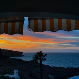 Elísabet Benavent Instagram - Adiós, verano. 
Ahora sí me despido de ti. 
Sabes que no eres mi preferido, pero este año te has portado. 
Nos vemos el año que viene, con más ganas, con más proyectos, con más viajes y, sobre todo, mar. 
Mucho mar.