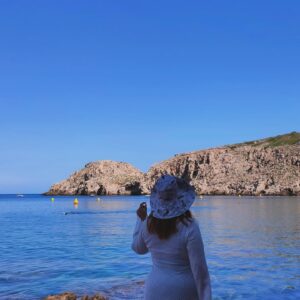 Elísabet Benavent Instagram - Adiós, verano. 
Ahora sí me despido de ti. 
Sabes que no eres mi preferido, pero este año te has portado. 
Nos vemos el año que viene, con más ganas, con más proyectos, con más viajes y, sobre todo, mar. 
Mucho mar.