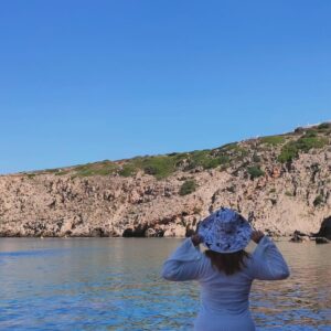 Elísabet Benavent Instagram - Adiós, verano. 
Ahora sí me despido de ti. 
Sabes que no eres mi preferido, pero este año te has portado. 
Nos vemos el año que viene, con más ganas, con más proyectos, con más viajes y, sobre todo, mar. 
Mucho mar.