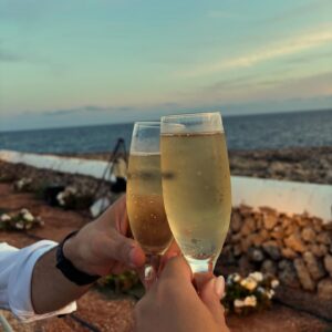 Elísabet Benavent Instagram - Adiós, verano. 
Ahora sí me despido de ti. 
Sabes que no eres mi preferido, pero este año te has portado. 
Nos vemos el año que viene, con más ganas, con más proyectos, con más viajes y, sobre todo, mar. 
Mucho mar.