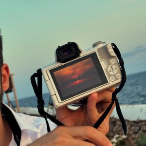 Elísabet Benavent Instagram - Adiós, verano. 
Ahora sí me despido de ti. 
Sabes que no eres mi preferido, pero este año te has portado. 
Nos vemos el año que viene, con más ganas, con más proyectos, con más viajes y, sobre todo, mar. 
Mucho mar.