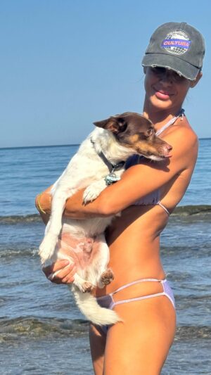 Elisabetta Canalis Instagram - Giornata mondiale del cane. Grazie Nello per essere parte della nostra vita ogni giorno ❤️
#internationaldogday Adopt don’t shop
Nello arriva dal Rifugio fratelli minori @lidasezolbia , un posto dove la gente si sacrifica davvero per aiutare gli animali più sfortunati e per darli in adozione ❤️