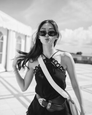 Eliza Sam Instagram - 🖤me getting the pics, right before I go back inside to wipe off sweat and re-apply sunceen😎