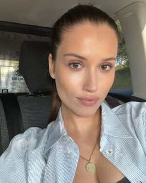 Elizabeth Kopecká Instagram - Ofina je pomalu pryč a nově nosím uhlazený culík. Může být? 🤔

Doufám, že máte krásné léto 🤍

My bangs are slowly disappearing and I’m now wearing a sleek ponytail. What do you guys think? 🤔

I hope you have a wonderful summer 🤍