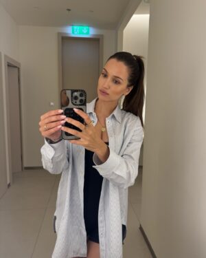 Elizabeth Kopecká Instagram - Ofina je pomalu pryč a nově nosím uhlazený culík. Může být? 🤔

Doufám, že máte krásné léto 🤍

My bangs are slowly disappearing and I’m now wearing a sleek ponytail. What do you guys think? 🤔

I hope you have a wonderful summer 🤍