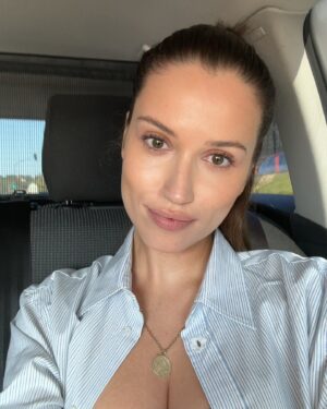 Elizabeth Kopecká Instagram - Ofina je pomalu pryč a nově nosím uhlazený culík. Může být? 🤔

Doufám, že máte krásné léto 🤍

My bangs are slowly disappearing and I’m now wearing a sleek ponytail. What do you guys think? 🤔

I hope you have a wonderful summer 🤍
