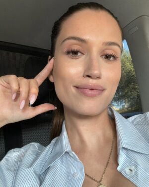 Elizabeth Kopecká Instagram - Ofina je pomalu pryč a nově nosím uhlazený culík. Může být? 🤔

Doufám, že máte krásné léto 🤍

My bangs are slowly disappearing and I’m now wearing a sleek ponytail. What do you guys think? 🤔

I hope you have a wonderful summer 🤍