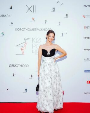 Elizaveta Boyarskaya Instagram - Пока мы не перепрыгнули в осень , хочу вернуться на неделю назад и поблагодарить партнеров фестиваля «Короче» @alteregoitaly.ru и @rbg.ru 
Все 6 дней девочки , подобно феям, колдовали над всем прекрасным полом, принимавшим участие в фестивале, создавали красоту и дарили нам чудесное настроение. Спасибо вам большое. До новых встреч. 
Всем Мира , Добра и Радости. GO в осень🫶
За наряды благодарю @lena_golova 
Стиль: @lena_golova 
Макияж: @rbg.ru 
Укладка: @alteregoitaly.ru 
Фото портреты : @daryaorlova 
Фестиваль : @korochekino