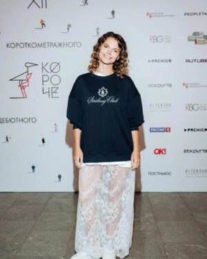 Elizaveta Boyarskaya Instagram - Пока мы не перепрыгнули в осень , хочу вернуться на неделю назад и поблагодарить партнеров фестиваля «Короче» @alteregoitaly.ru и @rbg.ru 
Все 6 дней девочки , подобно феям, колдовали над всем прекрасным полом, принимавшим участие в фестивале, создавали красоту и дарили нам чудесное настроение. Спасибо вам большое. До новых встреч. 
Всем Мира , Добра и Радости. GO в осень🫶
За наряды благодарю @lena_golova 
Стиль: @lena_golova 
Макияж: @rbg.ru 
Укладка: @alteregoitaly.ru 
Фото портреты : @daryaorlova 
Фестиваль : @korochekino