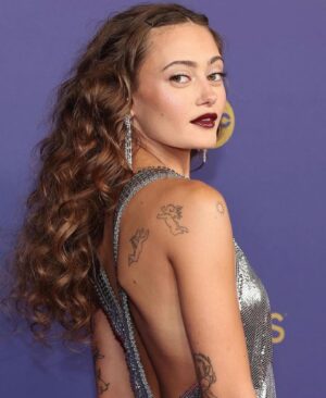 Ella Purnell Instagram - Celebrating 17 Emmy noms with my Fallout fam 💙 could not be more proud. Thank you @televisionacad for having us. And to @sophielopez queen of styling, @ericka_verrett queen of hair, @yasminist queen of make up, @carasoin for the incredible pre-Emmy/bday facial and of course, @debeersofficial for the beautiful jewels!!!!! #debeerspartner