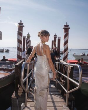 Ella Purnell Instagram - The most beautiful weekend spent in Venice with @armanibeauty to celebrate the 81st Venice International Film Festival. Thank you thank you thank you! And as always to the dream team @valeriaferreiramakeup @leighkeateshair @hollyevawhite @giorgioarmani for the look! And  @byholliem @tomchapmantv and @rebeccaspencer_photography for the killer pics. 💐 #makeup #ad