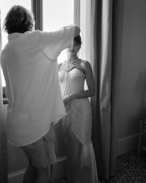 Ella Purnell Instagram - The most beautiful weekend spent in Venice with @armanibeauty to celebrate the 81st Venice International Film Festival. Thank you thank you thank you! And as always to the dream team @valeriaferreiramakeup @leighkeateshair @hollyevawhite @giorgioarmani for the look! And  @byholliem @tomchapmantv and @rebeccaspencer_photography for the killer pics. 💐 #makeup #ad