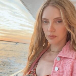 Elle Evans Instagram - 🌞So long summer💛ready to snuggle into fall🍂