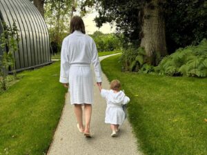 Ellen White Instagram - Amazing first family holiday @south_lodge 🐑 
It was incredible to wake up in our lodge and have breakfast lakeside 🤩 It was so much fun taking our daughter to her first spa day 😂 The robe was too cute 😍