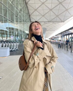 Elva Ni Chen-Xi Instagram - 20 days of travelling 🧳✈️
First stop 📍 London 
@burberry 
#burberry 
#每日行程滿滿
#但老公眼中我是去vacation
#今次仲唔到我哈哈哈
#😌