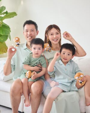Elva Ni Chen-Xi Instagram - 低碳生活其實很簡單💚
例如最近Virgil在學習收拾衣物時
我們也讓他學會把不需要的衣物
捐贈予有需要人士或慈善機構 
有意義之餘，還可以減低碳排放
讓我們於2050年前達致碳中和！
而未來兩個月
@ecc1990 將會由衣、食、住、行四方面
教大家低碳生活貼士
在9至10月全民識碳大行動期間
會和大家玩多個有獎識碳小遊戲
送出可愛的大嘥鬼肩膀毛公仔
接著11月就是全民減碳大行動
會有更多精彩活動和豐富獎品
一起養成低碳生活新態度吧♻️
#全民識碳大行動 #衣食住行新態度 #全民識碳冇難度 #ECC #環境運動委員會 #環境及自然保育基金資助
#扭轉習慣 #一齊減碳 #碳中和