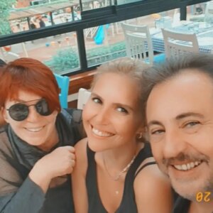 Emel Müftüoğlu Instagram - Eda emel ercan uclusu..... edacim bi tane bile seninle basbasa fotomuzu bulamadim.... izel celik... emel erdal dagalmis... bu  uclu muttefik yeni bi grup olusturmus gibi butun fotolorda ucumuzuz 🤣🤣🤣🤣 seni cok seviyoruz edosum o guzel ve gulen yuzun hic solmasin nice nice yillara @edatokcan @ercan saatci