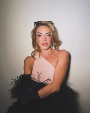 Emilia Attías Instagram - Retro vibes para @lorealparis 

M & H @charme.makeup / @frumboliestudio 

V @mariagorof 
J @zboutique_ba