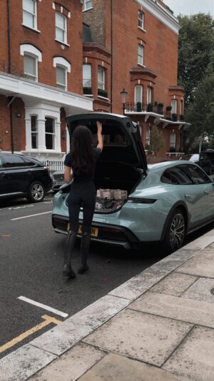 Emily Canham Instagram - come riding with me in London 😌😌🐴

LeMieux Top and riding tights @lemieuxproductsofficial 
Ariat Palisade boots @ariatinternational @ariateurope 
Helmet @shires_equestrian 
Lululemon Scuba Oversized Half-Zip Hoodie - Espresso @lululemon 
Porsche Taycan 4S Cross Turismo - Green Metallic @porsche_gb 

(ad/pr) #horseriding #horseridingvlog #horseridinglondon