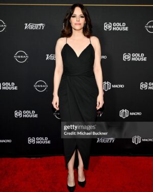 Emily Hampshire Instagram - I wore heels! 🤯 Thank you for the fun night @goldhouseco ✨
Styling by @sltrokestylist 
Make up by ME🙋🏻‍♀️ 
Hair by ME ( and @bobby ‘s @dysonbeauty #airwrap 1st time user🤓)