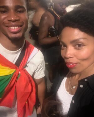 Emma Dabiri Instagram - Netty Netty if you can’t stand the diggin, gimme back mi shillin 🇹🇹 

Some buzz, top craic, despite boss man fleecing us and getting rich off the spoils of our labour. 

Ps yes there is seaweed on my teeth, I ate some onigiri and wha’
