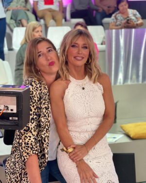 Emma García Instagram - Tan agustito con mi @evaexpejo y nuestro maravilloso equipo de @fiestatelecinco 🥳 
Y hoy domingo más… ahí estaremos a las 16h ¡¡¡Vamos!!!🥰

▪️Look :
-Anillos @argiajewels 
-Vestido @majeparis 

Estilista @pepa.carmona 
Sastra @modabelenmadrid 
Peluquería @alba.arance 
Maquillaje @osmany_makeup 

@unicorntves @telecincoes @mediasetcom