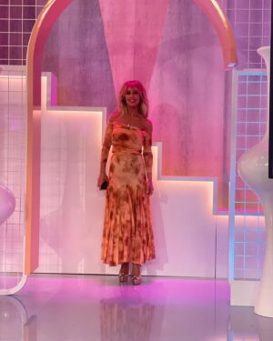 Emma García Instagram - ¡¡¡Gracias por vuestro cariño en este inicio de temporada!!!🧡

▪️Look :
-Joyas @argiajewels 
-Falda y top @theiqcollection 

Estilista @pepa.carmona 
Sastra @modabelenmadrid 
Peluquería @alba.arance 
Maquillaje @arquimedesllorens_maquillador 

@unicorntves @telecincoes @mediasetcom
