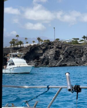 Emma Keitmann Instagram - Tenerife vibes 🌊🛥️
Je vous en avais déjà parlé en story mais je vous conseille de contacter @tenerife_az pour vos excursions comme moi avec le bateau (et si vous les appeler et dites que vous venez de ma part, vous avez -10% sur le prix de votre excursion 🥹) 

C’est pas une collab mais des amis ici et j’aime partager de bon plans de gens méritants 🤍