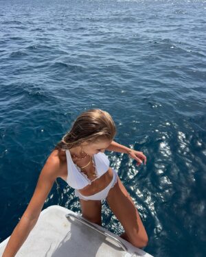 Emma Keitmann Instagram - Tenerife vibes 🌊🛥️
Je vous en avais déjà parlé en story mais je vous conseille de contacter @tenerife_az pour vos excursions comme moi avec le bateau (et si vous les appeler et dites que vous venez de ma part, vous avez -10% sur le prix de votre excursion 🥹) 

C’est pas une collab mais des amis ici et j’aime partager de bon plans de gens méritants 🤍