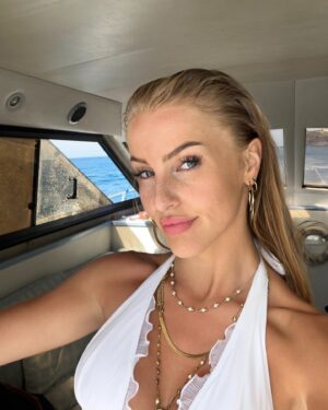 Emma Keitmann Instagram - Tenerife vibes 🌊🛥️
Je vous en avais déjà parlé en story mais je vous conseille de contacter @tenerife_az pour vos excursions comme moi avec le bateau (et si vous les appeler et dites que vous venez de ma part, vous avez -10% sur le prix de votre excursion 🥹) 

C’est pas une collab mais des amis ici et j’aime partager de bon plans de gens méritants 🤍