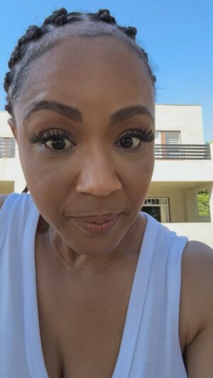 Erica Campbell Instagram - Don't tell Warryn!! OK so here’s the deal. We’re trying to raise independent children that know how to move around the city and are not afraid, quick thinkers with good common sense and not spoiled or entitled… But also my baby girl FaceTime me so I just went and got her, but I didn’t mention it to Warryn before I left🤷🏽‍♀️❤️ #mommylife #werethecampbells  #gooddads

oh! And I didn’t forget the story I just don’t be lying to my man ❤️he can handle the truth❤️