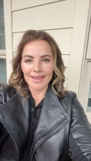 Erica Durance Instagram - Come and see me at Comicon Panama at the Panama convention center August 31 and September 1.
It will be a blast☺️#loislane#smallville# #superman