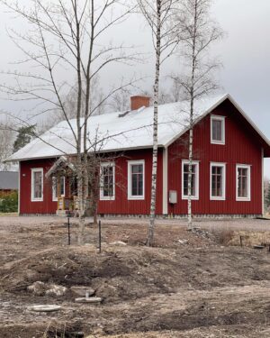 Erika Åberg Instagram - I det andra avsnittet av Det sitter i väggarna åker jag och @rickard_thuner till vackra Värmland! Där besöker vi en skola och en lärarinnebostad med spännande historier - och intressant inredning som du ser bland bilderna.

Se mer i kväll kl. 20:00 på SVT1 eller precis nu på svtplay!

#detsitteriväggarna #hantverk #historia #inredning #byggnadsvård @svt @guldkanten_svt @kuskhuset