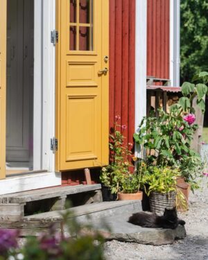 Erika Åberg Instagram - Min ena syster och hennes familj har vuxit ur sitt torp, så det kommer snart att säljas. Är du eller någon du känner på jakt efter ett charmigt torp med uthus och trädgård, tre mil norr om Gävle - missa inte det här! Det ligger som ”Kommande” på Hemnet och adressen är Storvadsbrovägen 5, Bergby, Gävle kommun.

Alla bilder 📸 Länsförsäkringar Fastighetsförmedling
