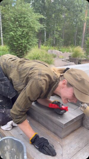 Erika Åberg Instagram - Jag våndades länge men tillslut bestämde jag mig för att behandla vår altan. Jag har fått frågor här på Insta om hur den är behandlad, men under de tre åren altanen har existerat har den inte haft någon alls. 

Altanen är byggd av prima kärnfura från Hälsingland och för att bl.a. öka livslängden, minska ”luddet” och förebygga stickor tänkte jag att det har blivit dags att stryka på något.

Vår altan hade grånat naturligt och jag ville verkligen behålla den silvergrå nyansen. Därför valde jag bort t.ex. Roslagsmahogny, som hade gjort den rödbrun.

Valet föll på en produkt som jag inte var bekant med sedan tidigare: Silvertjära. Den innehåller däremot bekanta ingredienser som tjära, linolja och pigment, så det kändes bra. 

Jag kan förtydliga att det här inte är ett sponsrat inlägg, utan jag vill berätta om den här ändå.

Jag började med att testa på altanens ena trappa. Underarbetet bestod i att sopa bort skräp och ludd och tvätta rent med kristallsåpa. Sedan fick träet torka.

Silvertjäran blandades noggrant och när jag kände mig balanserad var det dags att pensla på. Efter några minuter hade den sugit in i träet. Då var det dags att torka bort överflödet med en trasa. Sedan fick ytan torka och då var det klart! 

Resultatet blev faktiskt bättre än jag vågade hoppas på. Nyansen blev naturlig och träets ådringar syns igenom. Träet luddar inte längre och ytan står emot vatten mycket bättre nu, det syns när det regnar.