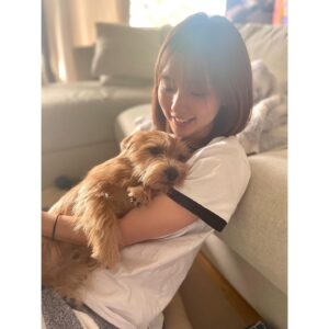 Erina Mano Instagram - .
弟わんこが天国へと旅立ちました。
実は闘病生活を送っていました。
6月に突然元気がなくなったので病院に行ったらお腹の中に腫瘍が見つかり、手術をしたけど腫瘍を全て取り除くことは不可能でした。
手術後、目覚めるか分からないと言われたけど無事に目覚めてくれた時は本当に嬉しかったです。
今の状態ではいつ何が起こるか分からないから「お家に帰って家族での時間を過ごしてあげてください。」と言われて手術の翌日に一緒に帰ってきたら先生も私たちもびっくりするくらい元気になってくれました。
また少し状態が悪くなって入院になってしまった時は夜遅くに病院から電話が来たので急いで向かうと「一緒に帰ってお家で過ごしましょう。」と再び言われました。
この時は本当に覚悟を決めたけど、家に帰ってきて数日経つとまた元気を取り戻してくれました。
その後、別の症状が出てきて「これは末期症状に近い。」と言われた時はすぐに酸素ハウスをレンタルして夜寝る時や日中苦しそうなときに入って休んでもらっていたら数日でその症状は消えてくれました。
何度も踏ん張って生きようとしてくれる姿に、これからもできることはなんでもする。と夫と話し合って決めました。
.
.
そこから約2ヶ月間はお薬を服用しながらの闘病生活。
薬が効いてくれたみたいで病気だなんてことを忘れちゃうくらい元気な姿を見せてくれて、ご飯をしっかり食べたり、一緒にお散歩に行ったり、大好きなボール遊びをしたり、赤ちゃんが産まれてからは赤ちゃんが泣くと部屋の入り口に設置している柵のところに来て覗いていたり、抱っこしていると「見せてー！」とぴょんぴょんしたり、私たちをたくさん笑顔にしてくれました。
このまま病気が治ってくれて、これから先もずっと一緒にいられるんじゃないか。と思うほどでした。
2回しかできなかったけど、3人と2匹、家族みんなでの15分ほどのお散歩はものすごく幸せを感じる時間でした。
.
.
大きな手術を乗り越えてくれて、通院と日々の投薬を頑張ってくれた約3ヶ月。
獣医さんからは「人間で例えると1年近く闘ってくれた。たくさん褒めてあげてくださいね。」と言われました。
小さい身体でたくさん闘ってくれたことに本当に本当に感謝の気持ちでいっぱいです。
.
.
3歳5ヶ月。　
もっと早く病気に気付いてあげられたら何か変わっていたのかな。
闘病生活中に私たちがしてきた選択は正しかったのかな。
まだまだこれからも楽しいことや嬉しいことをたくさんあげたいと思っていたしたくさん遊んでたくさん抱っこして撫でて話しかけて幸せな時間を共に過ごすだろうと思っていたのに、あまりにも早すぎて、もっともっと生きたかったよね。私たちもまだまだ一緒にいたかったよ。と思うと泣いても泣いても涙が止まりません。　
.
.
愛犬との別れが初めてなのもあって、受け止めることが全然できなくて、ふとした時に尻尾をブンブン振って「へっへっへ！」って口角を上げながら近づいてくる弟わんこが今もそこにいる気がしちゃうし、ご飯の時間が近づくと「ご飯ちょーだい！」って吠える弟わんこの声が聞こえてくる気がするし、大丈夫かな？苦しくないかな？って寝てる姿を確認することが毎日何度もあったから、いつも寝てる場所を見てはもういないんだ。と喪失感で胸が痛くなります。
命を迎えるということはいつか必ずお別れの時がくるとわかっていたけど、今はどう向き合っていったらいいか分からず、心の整理がつくにはだいぶ時間がかかりそうです。
.
.
それくらい、本当に大好きで愛おしくて毎日可愛くて我が家の太陽のような存在で大切な家族でした。
.
.
やんちゃで甘えん坊で毎日いろいろな表情を見せてくれた弟わんこ。
私たちに笑顔をたくさんくれてありがとう。
私たちのしつこすぎるくらいの愛を受け取って、何倍にもして返してくれてありがとう。
小さい身体で病気と全力で闘ってくれてありがとう。
なによりも、我が家に来てくれて本当に本当にありがとう。
これからもずっとずっと大好きだよ。