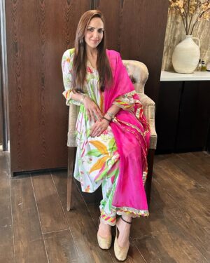 Esha Deol Instagram - You mean the world to me , you are my everything 🤗♥️🧿

@aapkadharam 
Wearing @theloom.in 

#rakshabandhan #celebration #bond #brothersister #fatherdaughter #love #gratitude ♥️🧿