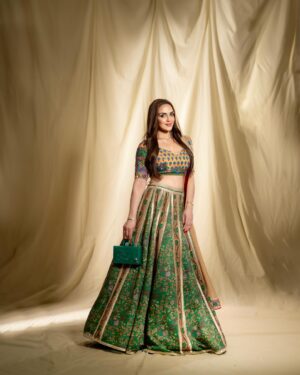 Esha Deol Instagram - 🧡🤍💚

Photography @deepak_das_photography 
HMU @tulsi5solanki @fatima_dsouza 
Wearing @houseofneetalulla @neeta_lulla 
Clutch @oceana_clutches 

#india #indian #indianfashion #indianwomen #photooftheday #sustainablefashion #independenceday #eshadeol #desi #vibes #love #gratitude ♥️🧿