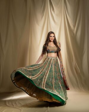 Esha Deol Instagram - 🧡🤍💚

Photography @deepak_das_photography 
HMU @tulsi5solanki @fatima_dsouza 
Wearing @houseofneetalulla @neeta_lulla 
Clutch @oceana_clutches 

#india #indian #indianfashion #indianwomen #photooftheday #sustainablefashion #independenceday #eshadeol #desi #vibes #love #gratitude ♥️🧿