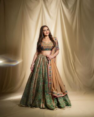 Esha Deol Instagram - 🧡🤍💚

Photography @deepak_das_photography 
HMU @tulsi5solanki @fatima_dsouza 
Wearing @houseofneetalulla @neeta_lulla 
Clutch @oceana_clutches 

#india #indian #indianfashion #indianwomen #photooftheday #sustainablefashion #independenceday #eshadeol #desi #vibes #love #gratitude ♥️🧿
