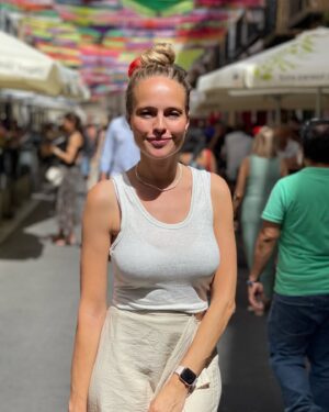 Esmeralda Moya Instagram - Mi Madrid, mi bonita Madrid.
Enseñándole tus fiestas a mi niña. La Paloma, con los claveles que nos ha regalado papá.