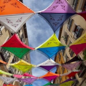 Esmeralda Moya Instagram - Mi Madrid, mi bonita Madrid.
Enseñándole tus fiestas a mi niña. La Paloma, con los claveles que nos ha regalado papá.