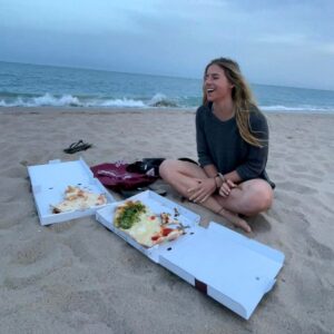 Ester Ledecká Instagram - Picnic on the beach🍕🌊

STR